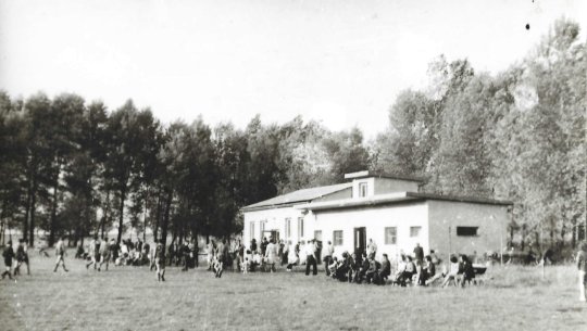 Pohled na budovu šaten a sálu v 60. letech