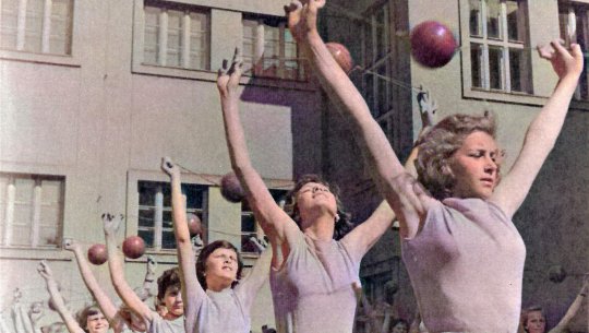 Dívky s červenými míčky, 1960